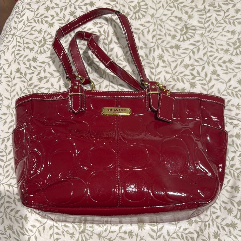 Coach Red Shoulder Bag with Embossed Pattern🍒🍒🍒